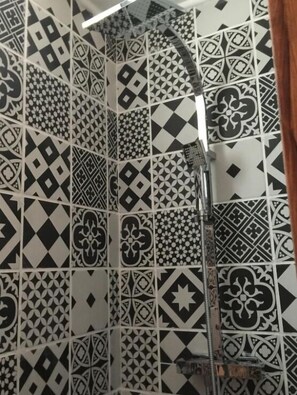 الدش داخل الحمام