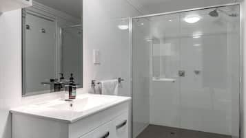 Bathtub, towels