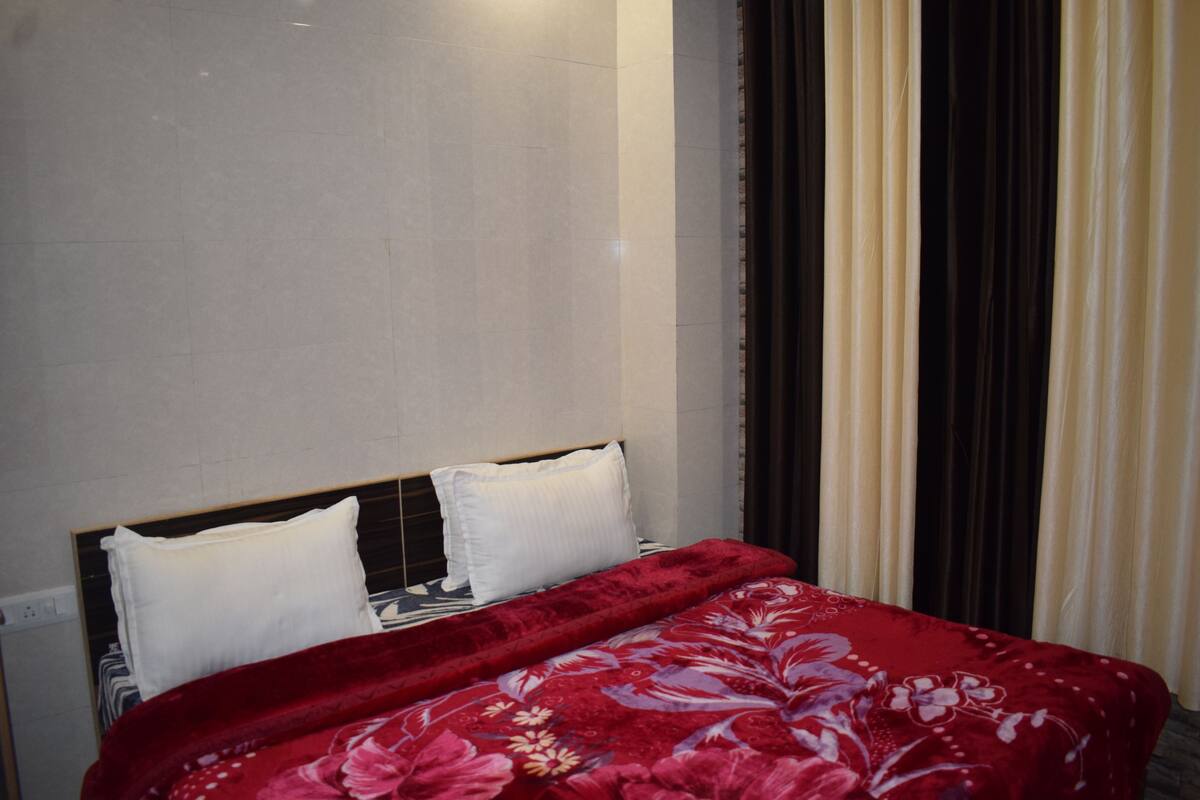 Habitación estándar doble, 1 cama doble, accesible para personas con discapacidad | 2 dormitorios, ropa de cama de alta calidad, edredones de plumas