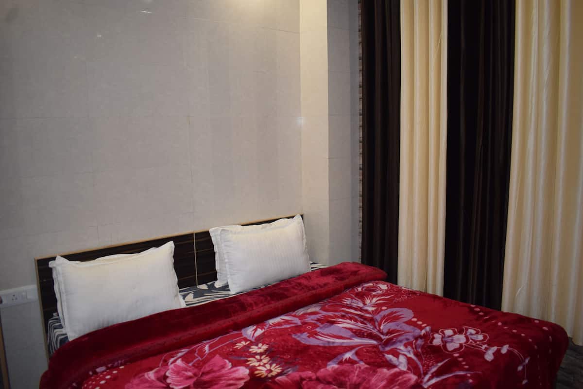 Standard-Doppelzimmer, 1 Doppelbett, barrierefrei | 2 Schlafzimmer, hochwertige Bettwaren, Daunenbettdecken, Schreibtisch