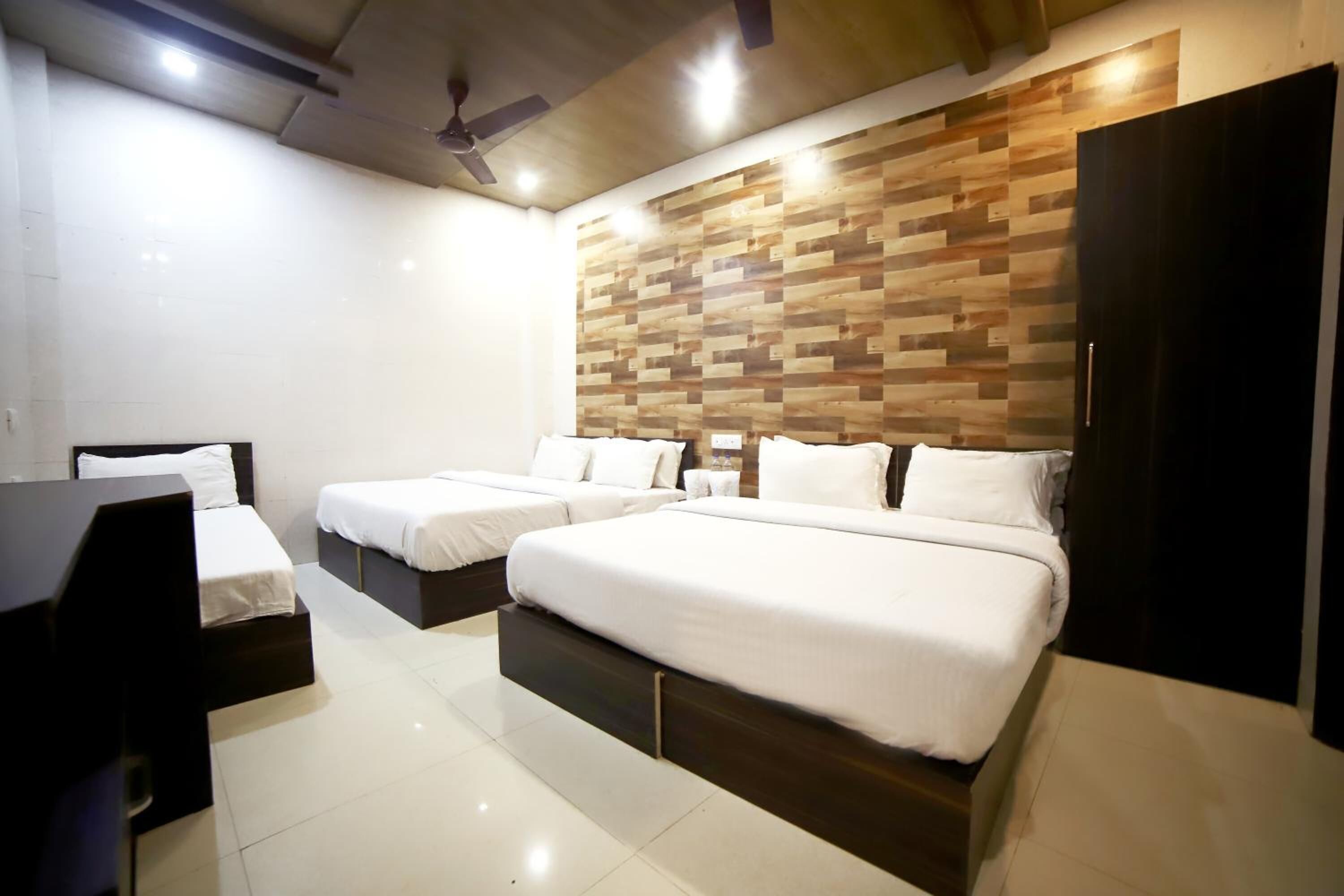 2 bedrooms, premium bedding, down comforters, desk
