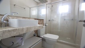 Apartment, 2 Schlafzimmer, Nichtraucher | Badezimmer | Dusche, Handtücher