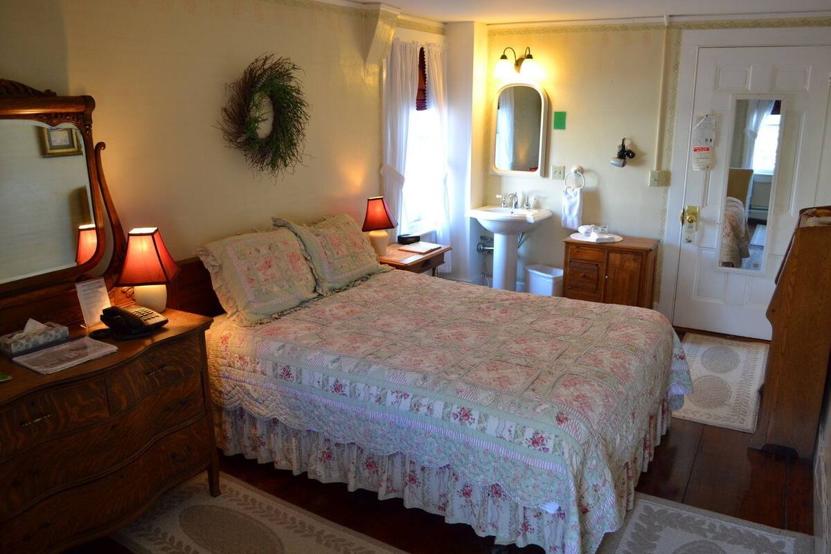Marshland Room | Iron/ironing board, cribs (surcharge), WiFi (free), bed sheets