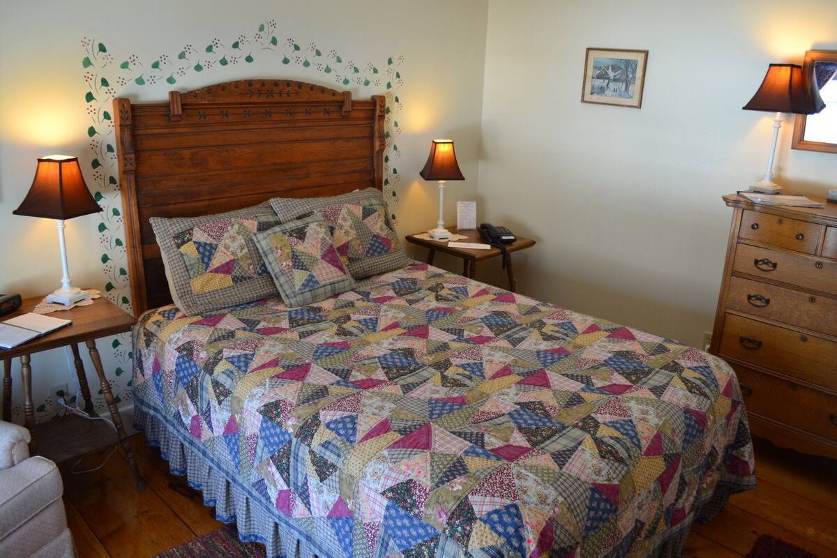 Hinman Room | Iron/ironing board, cribs (surcharge), WiFi (free), bed sheets
