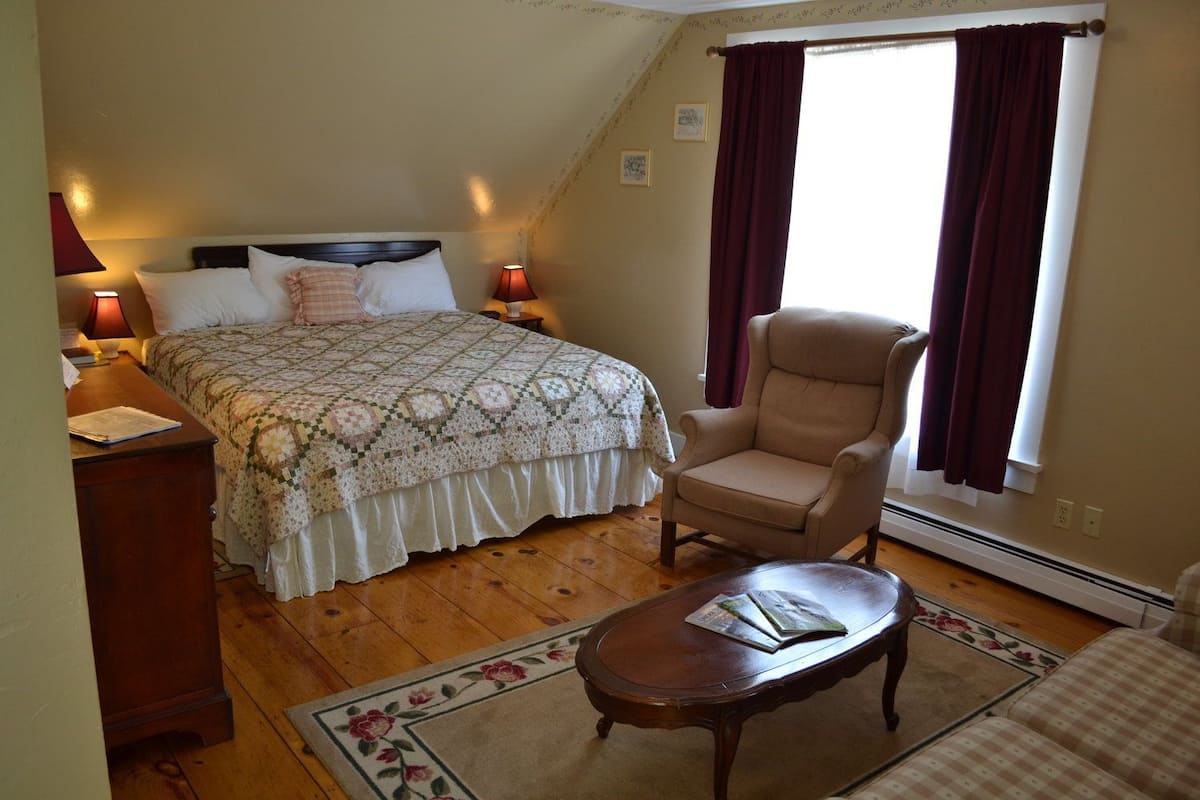 Fairweather Suite  | Iron/ironing board, cribs (surcharge), WiFi (free), bed sheets