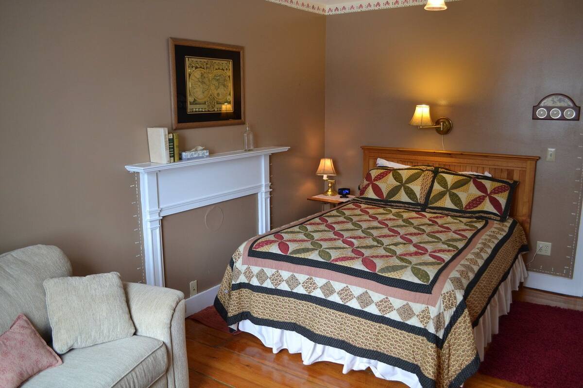 Captain's Quarters | Iron/ironing board, cribs (surcharge), WiFi (free), bed sheets