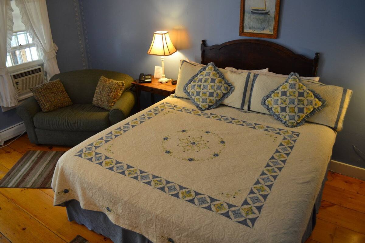 Woodbury Room | Iron/ironing board, cribs (surcharge), WiFi (free), bed sheets