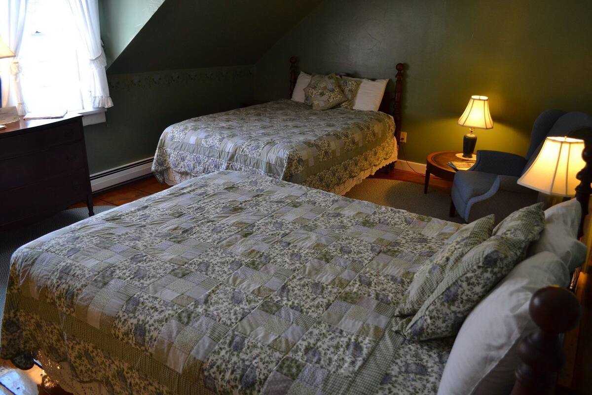 Dartmouth Room | Iron/ironing board, cribs (surcharge), WiFi (free), bed sheets