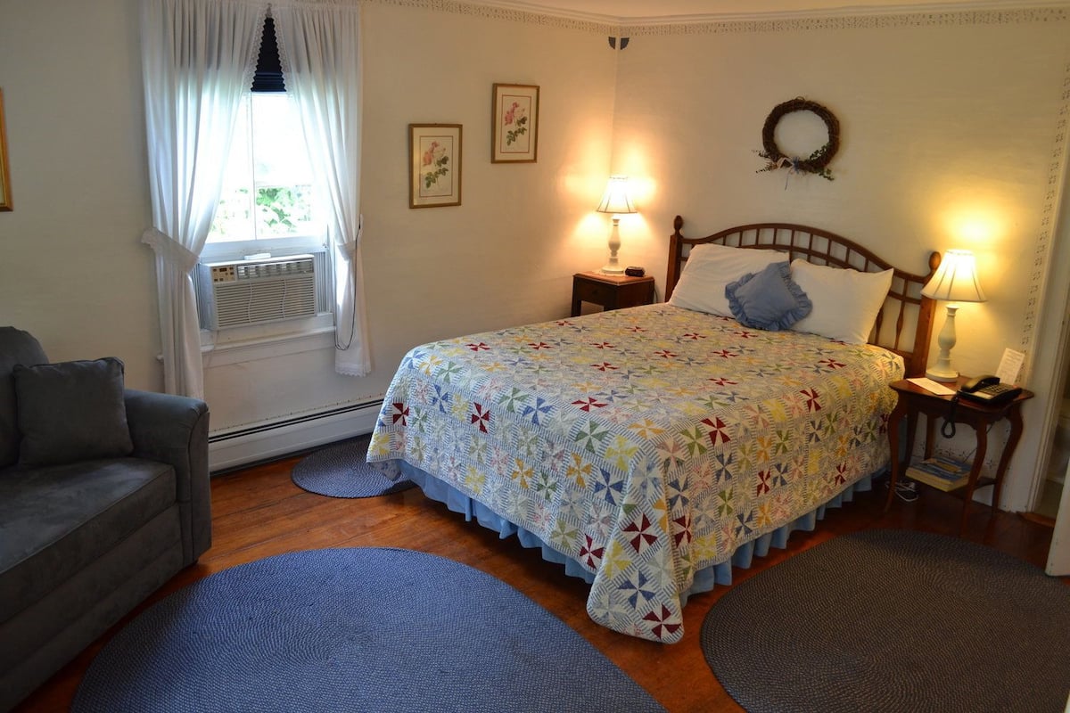 Bowden Room | Iron/ironing board, cribs (surcharge), WiFi (free), bed sheets