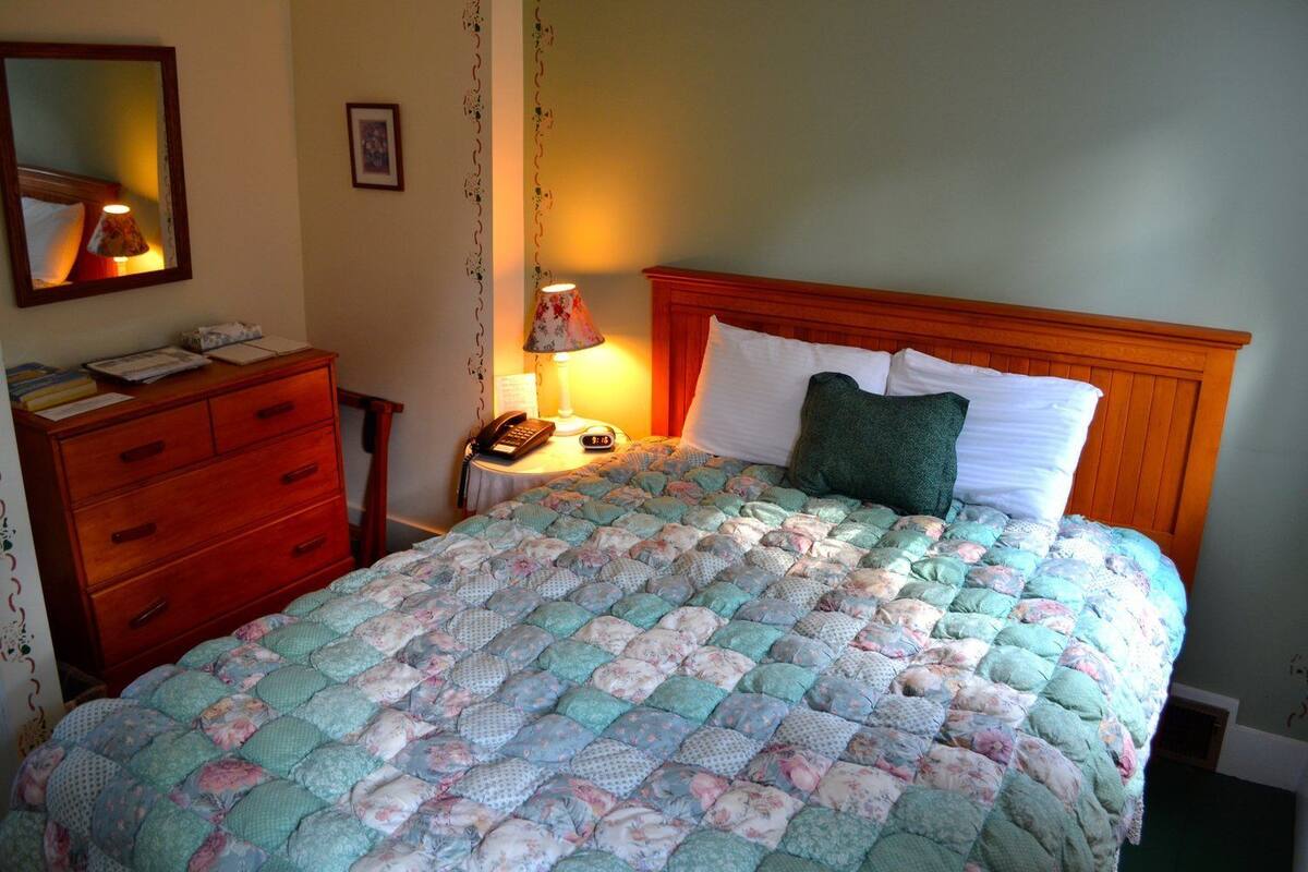 Wildflower Room | Iron/ironing board, cribs (surcharge), WiFi (free), bed sheets