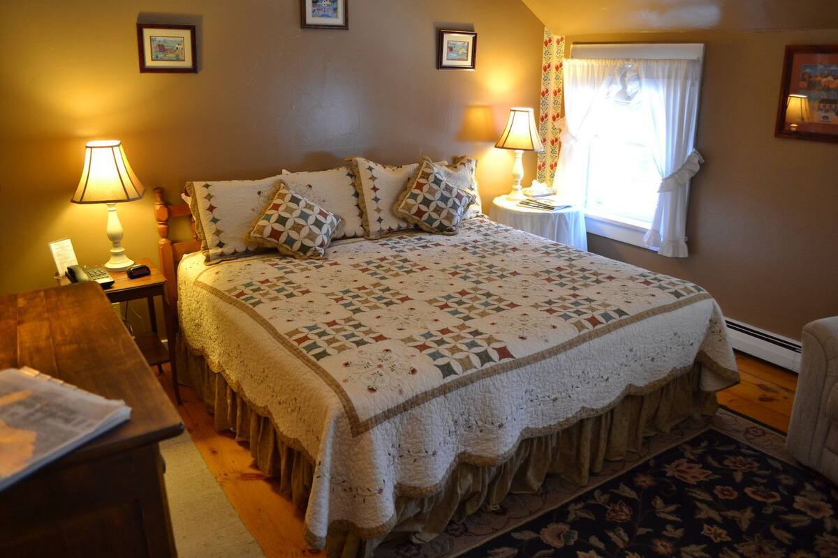 Wheelock Room | Iron/ironing board, cribs (surcharge), WiFi (free), bed sheets