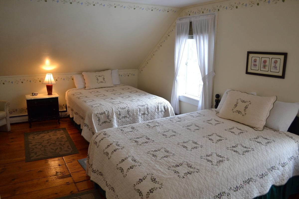 Hitchcock Room | Iron/ironing board, cribs (surcharge), WiFi (free), bed sheets