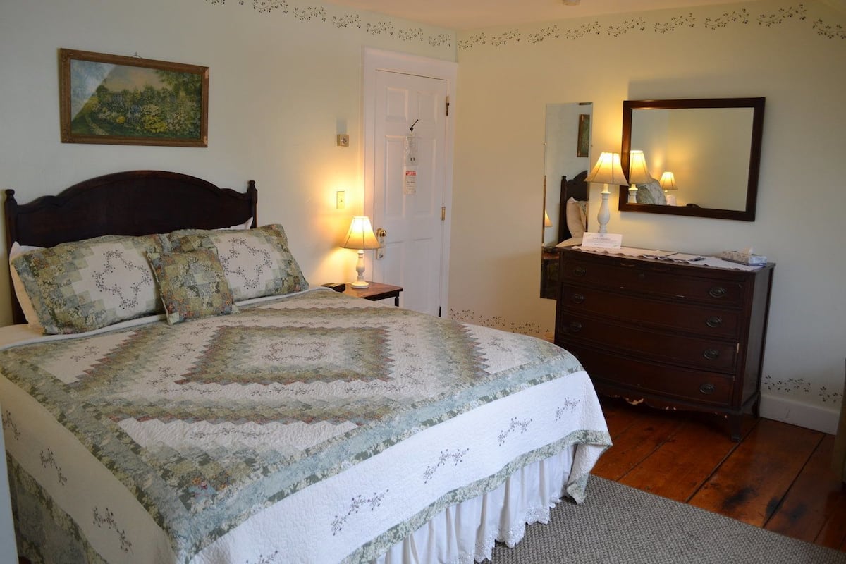 Maxwell Room | Iron/ironing board, cribs (surcharge), WiFi (free), bed sheets
