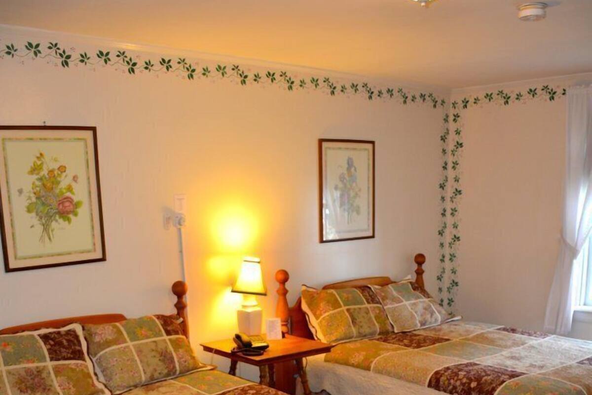 Manchester Room | Iron/ironing board, cribs (surcharge), WiFi (free), bed sheets
