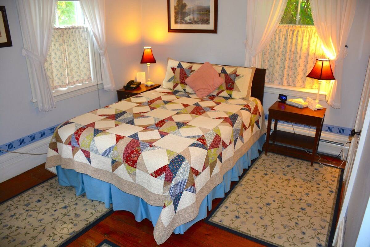 Emerson Room | Iron/ironing board, cribs (surcharge), WiFi (free), bed sheets