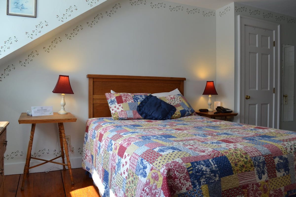 New Hampshire Room | Iron/ironing board, cribs (surcharge), WiFi (free), bed sheets