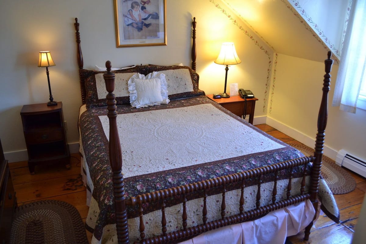 Pike's Suite | Iron/ironing board, cribs (surcharge), WiFi (free), bed sheets