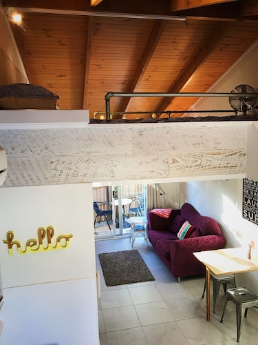 ~Studio Apartment,Kitchen,Private,Walk to Beach,