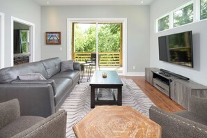 Smart TV, fireplace, stereo