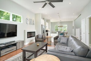 Smart TV, fireplace, stereo