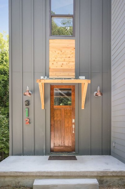 Delmont Amazing Rooftop Deck Walking distance to Northshore and Downtown