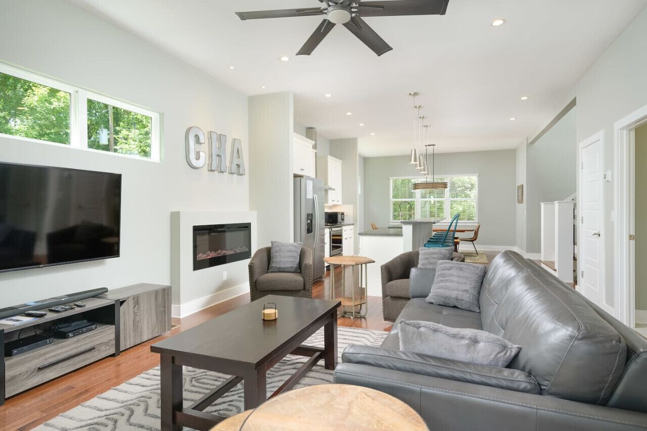 智能電視、壁爐、音響