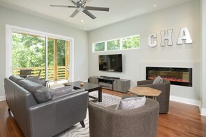 TV connectée, cheminée, chaîne hi-fi