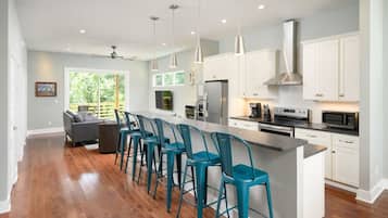 雪櫃、微波爐、焗爐、爐具