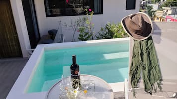 Piscine extérieure, chaises longues