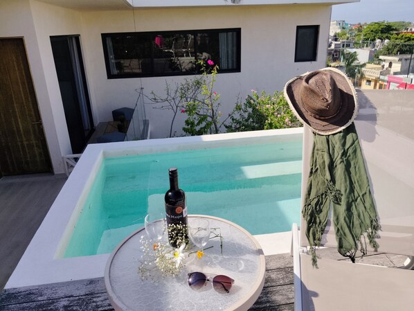 Piscine extérieure, chaises longues