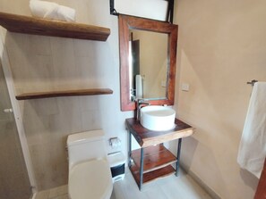 Basic Room, 1 Queen Bed (Balcony) | Bathroom