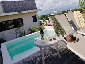 Utomhuspool och solstolar