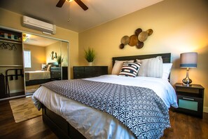 2 bedrooms, iron/ironing board, WiFi, bed sheets - Executive Duplex Pacific Beach w/AC (San Diego)