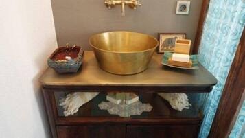 Deluxe Double Room | Bathroom