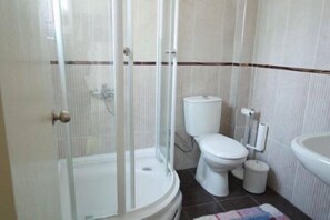 Superior Twin Room, Non Smoking, Garden View | Bathroom | Shower, free toiletries, hair dryer, slippers - A Butik Konaklama (Ayvalik)