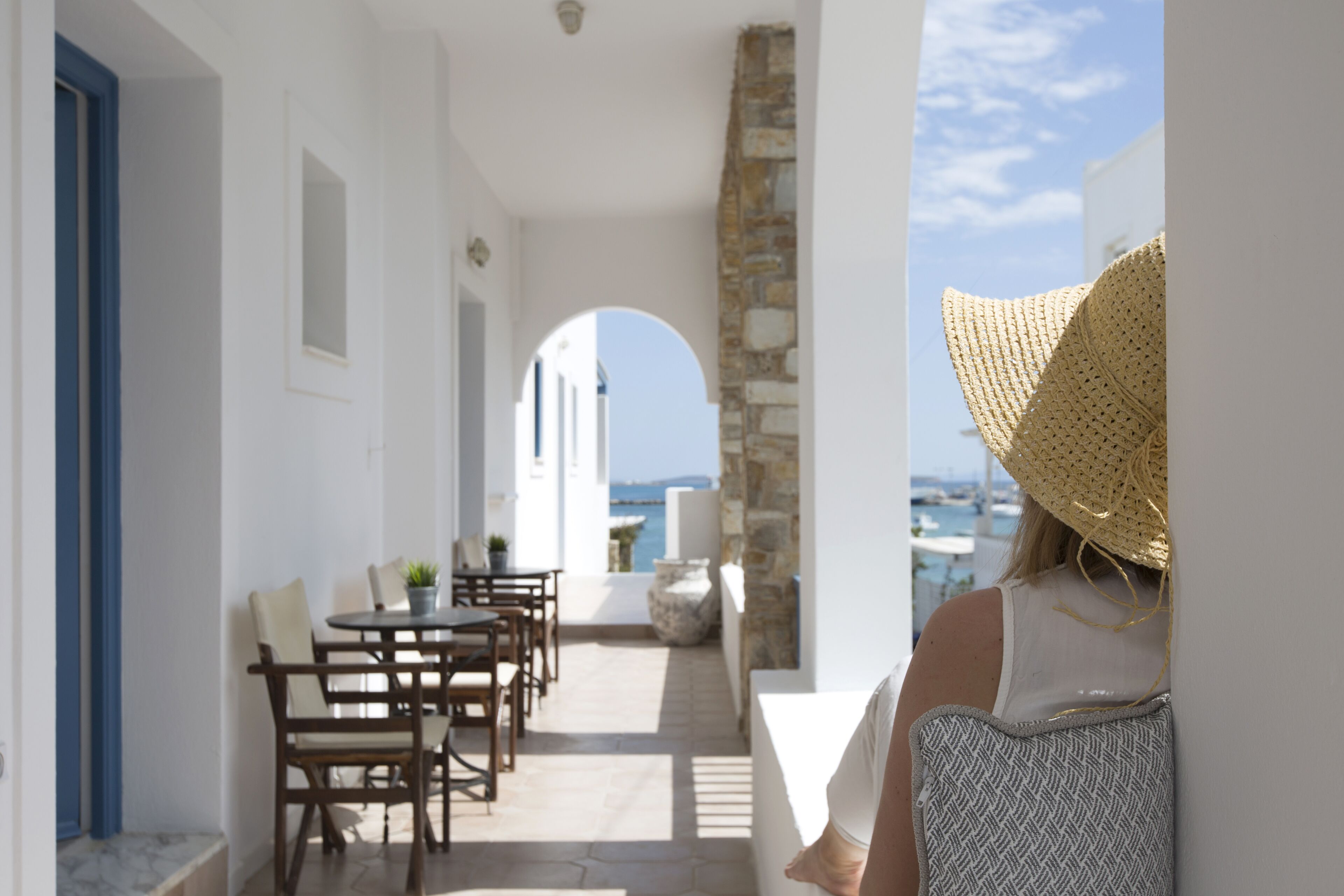 Una villa costera con comedor, paredes de piedra y vistas al mar.
