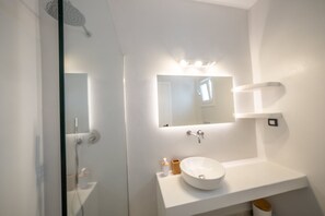 Superior Suite, Pool View | Bathroom | Shower, free toiletries, hair dryer, towels - Kouros Village (Antiparos)