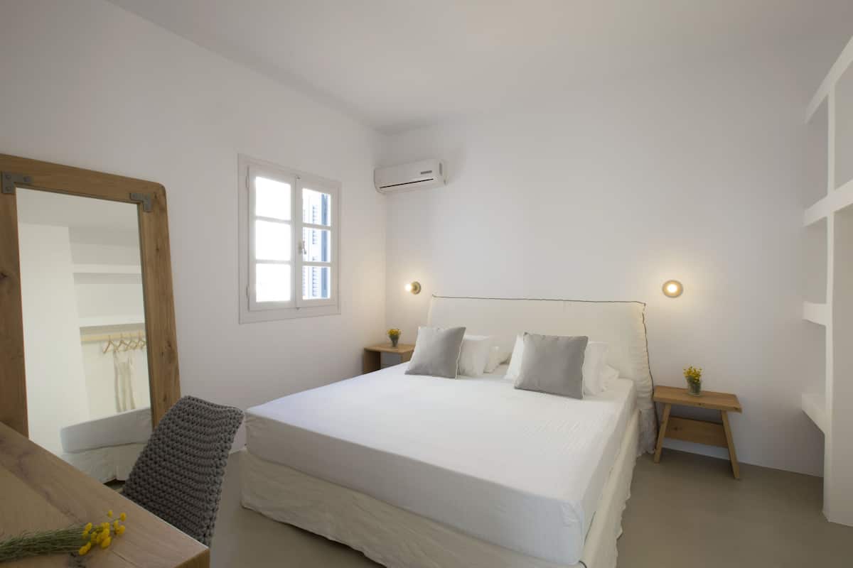Suite superior, vista a la playa | Artículos del minibar gratis y caja de seguridad en la habitación
