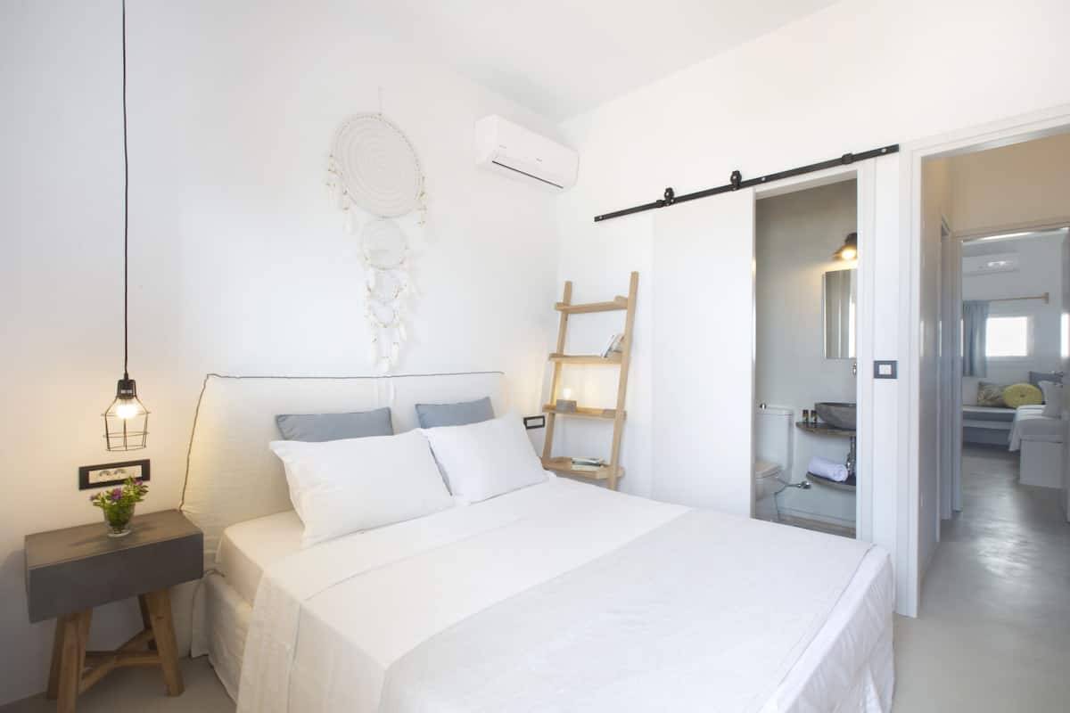 Departamento superior, 2 habitaciones, 2 baños | Artículos del minibar gratis y caja de seguridad en la habitación