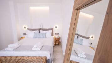 Superior-Suite, Poolblick | Kostenlose Minibar, Zimmersafe, Bügeleisen/Bügelbrett, Bettwäsche