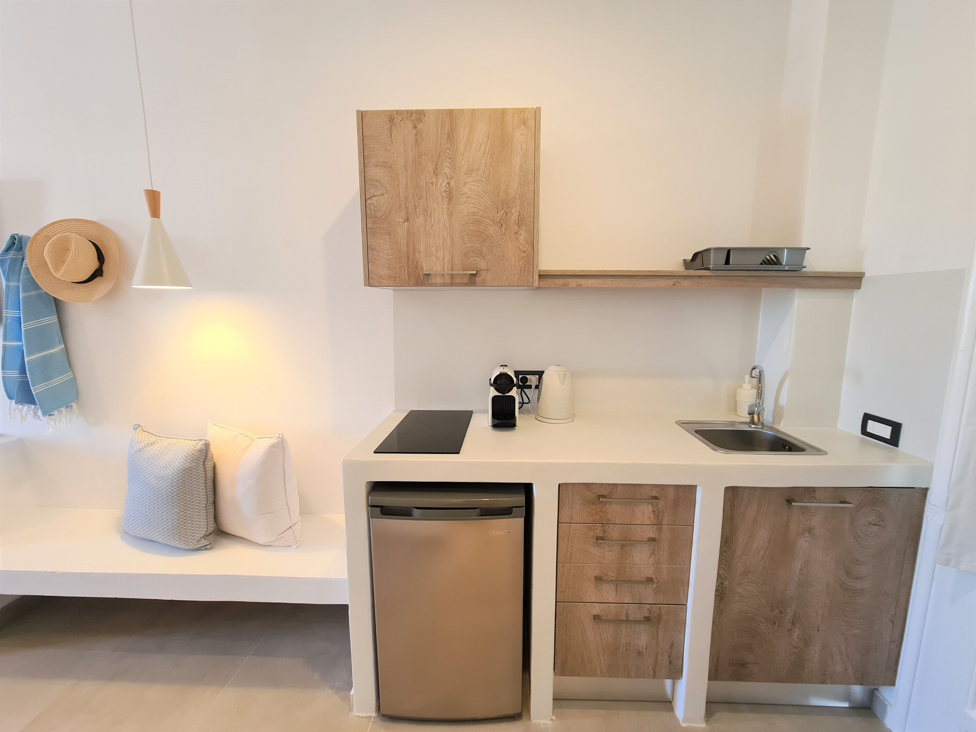 Eine moderne Küche mit eingebautem Geschirrspüler, Spüle und Holzschränken.