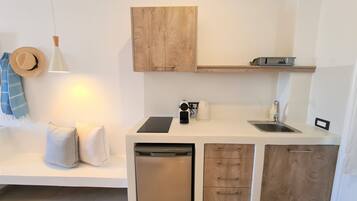 Eine moderne Küche mit eingebautem Geschirrspüler, Spüle und Holzschränken.