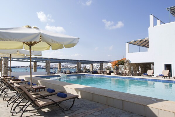 Piscine extérieure, parasols de plage, chaises longues