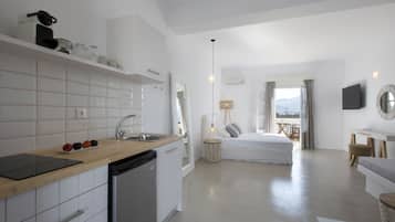Estudio superior, vista a la playa | Cocineta privada | Refrigerador, cafetera de espresso y tetera eléctrica