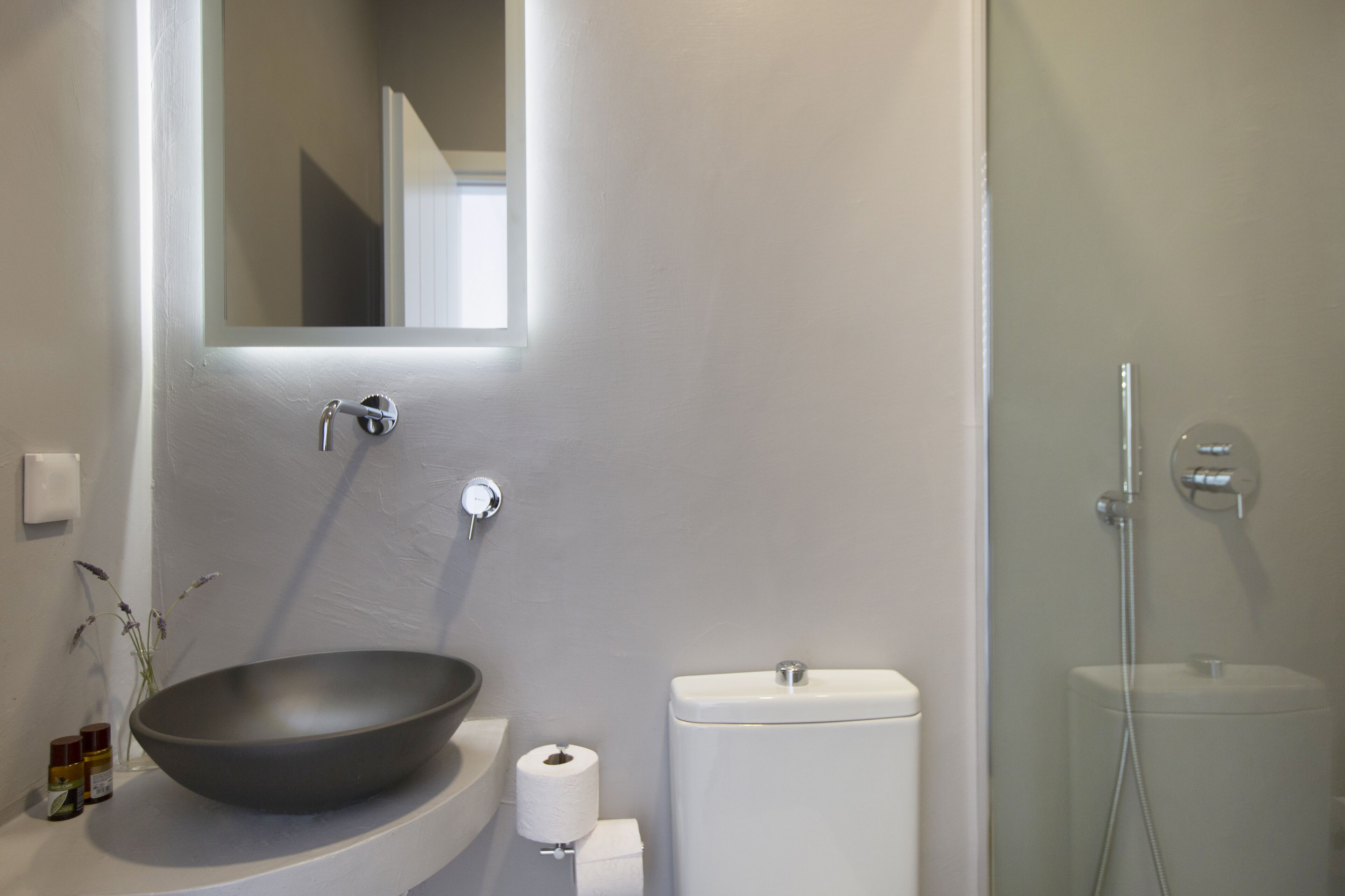 Un baño con lavamanos grande, inodoro y ducha.