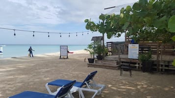 Pantai pribadi, pasir putih, dan bar pantai