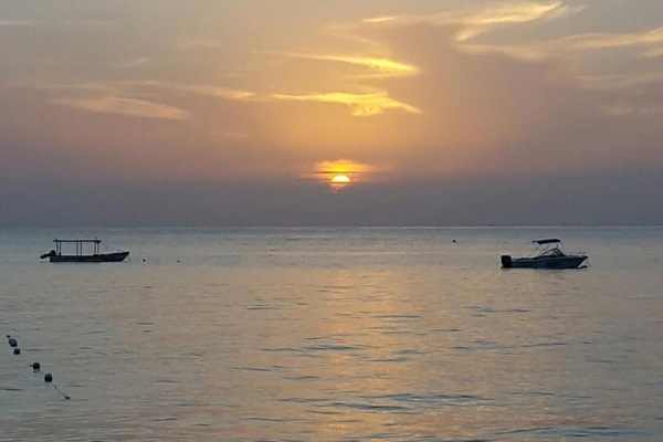 Bãi biển riêng, cát trắng, quán bar trên bãi biển