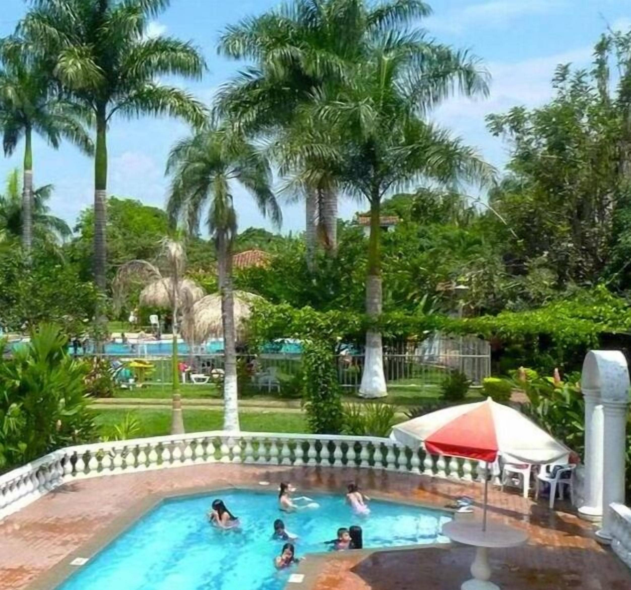 3 piscines extérieures, chaises longues