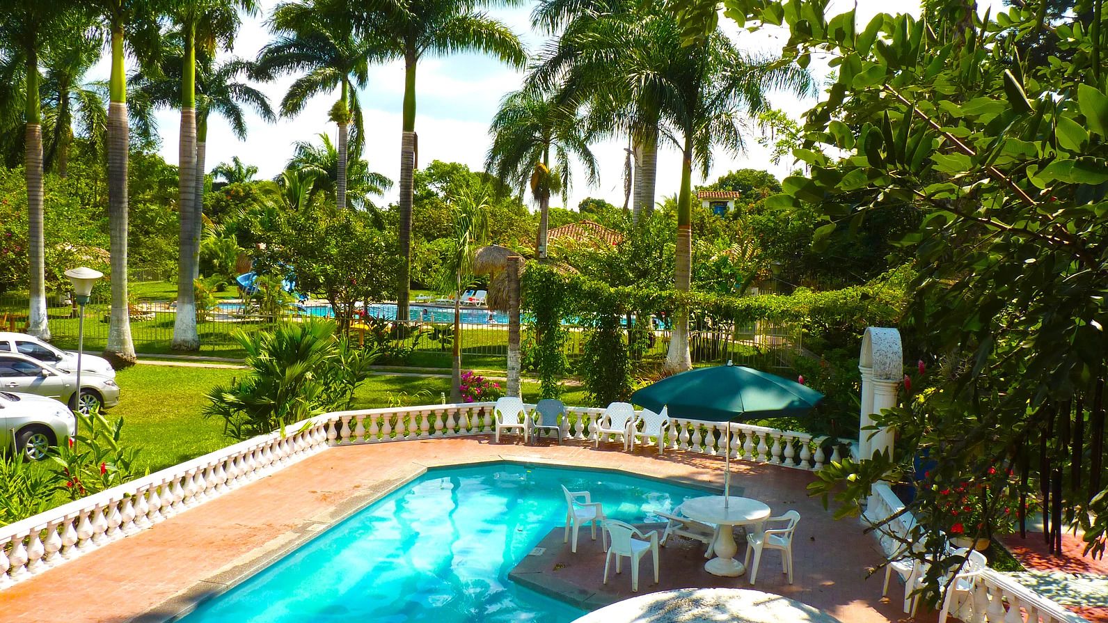 3 個室外泳池；08:00 至 20:00 開放；躺椅