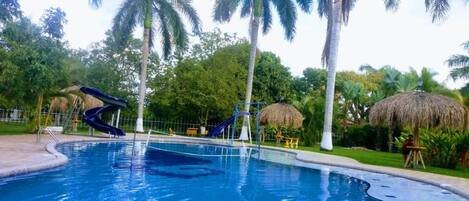 3 Außenpools, geöffnet von 08:00 Uhr bis 20:00 Uhr, Liegestühle